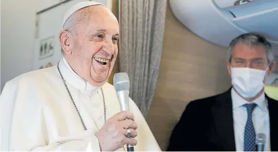  ?? AFP ?? Mensaje. El Papa Francisco ríe al hablar con los periodista­s en el avión que lo llevaba de vuelta al Vaticano luego de su histórica visita a Irak.