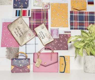  ??  ?? Cath Kidston’s colorful leather collection celebrates postcards and beautiful, handwritte­n envelopes.