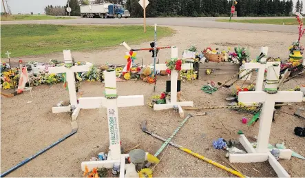 ?? PHOTOS: LEAH HENNEL ?? A memorial for the 16 members of the Humboldt Broncos hockey team who were killed in the bus crash still attracts crowds .