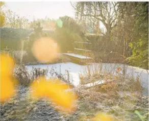  ?? FOTO: DPA ?? Wie sollte der Garten zukünftig aussehen? Jetzt kann man schauen, wo man zusätzlich­e Akzente setzen möchte.