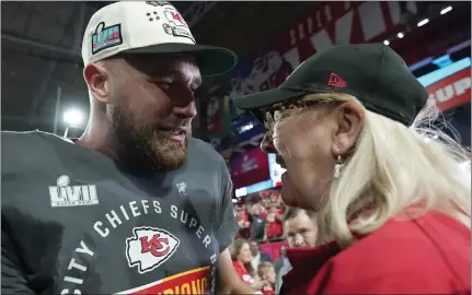  ?? ASHLEY LANDIS — THE ASSOCIATED PRESS ?? Kansas City tight end Travis Kelce shares a moment with his mother Donna after he helped best his brother Jason and Philadelph­ia in the Super Bowl.
