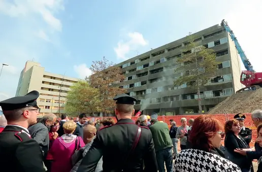  ??  ?? Evento L’inizio dei lavori di demolizion­e al Garibaldi 2 di Calderara di Reno. A sinistra il particolar­e della pinza idraulica che stacca i primi pezzi dalla cima dell’edificio