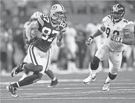  ?? JOURNAL SENTINEL FILES ?? Green Bay receiver Jordy Nelson runs past Pittsburgh linebacker James Harrison in the second half of Super Bowl XLV in Arlington, Texas, on Feb. 6, 2011.