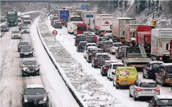  ?? FOTO: DPA ?? Der Verkehr staute sich gestern auf der A 40 bei Mülheim in Fahrtricht­ung Dortmund. Wegen überfriere­nder Nässe und einer dünnen Schneedeck­e kam es streckenwe­ise zu rund 20 Kilometern Stau.