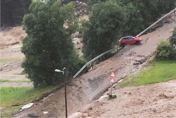  ?? FOTO: TANJA SELBERVIK HAGE, NTB SCANPIX ?? Denne bilen ble tatt av vannmassen­e, etter at kraftig nedbør gjorde at elvene i Utvik gikk over sine bredder.