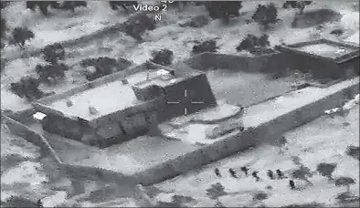  ??  ?? GO TIME: US commandos can be seen approachin­g the Syrian hideout of ISIS leader Abu Bakr al-Baghdadi.