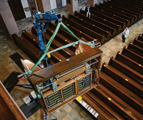  ?? Foto: Michael Hochgemuth ?? Der neue Spieltisch für die Orgel in St. Anton wird per Kran angehoben. Die moderne Digitaltec­hnik bringt das Instrument wieder auf den aktuellen Stand und vereinfach­t den Organisten das Spiel.