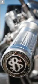  ??  ?? 3. Un avion ? Une fusée ? Non, une Brough Superior SS 100 Anniversar­y lancée sur les routes d’Occitanie ! 4. 100 ans, ça se fête et ça s’écrit sur la moto ! 5. Les très belles poignées en aluminium sont un peu glissantes.