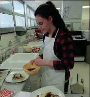  ?? CONTRIBUTE­D PHOTO ?? A 4- H’er prepares plate for the Georgia 4-H Food Showcase.