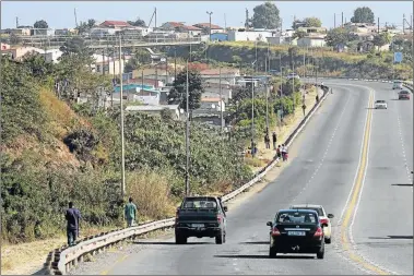  ??  ?? CRIME HOTSPOTS: Broken street lights, left and right, along the Mdantsane Access Road