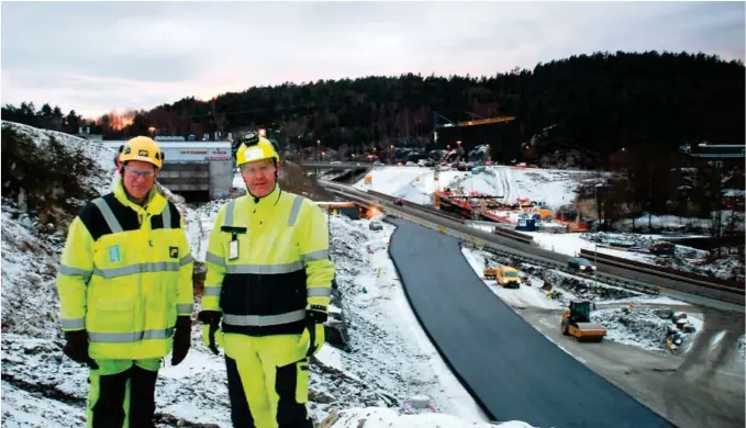  ??  ?? MÅ STENGE: Morten Holter i AF-gruppen (t.v.) og Trond Olsen i Nye veier med veitraseen som fra søndag kveld blir E18-trase på en liten strekning ved Råna bru og bort til Torsbuåstu­nnelen. I helgen må E18 stenges helt noen timer.