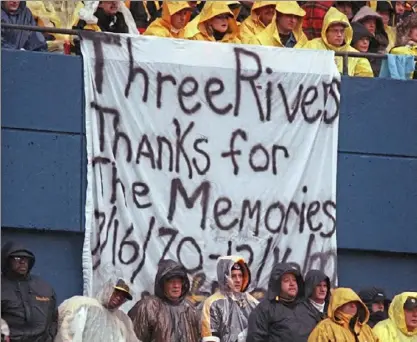  ?? Associated Press ?? TOP: Richard Huntley scored the final two touchdowns at Three Rivers Stadium. BELOW: Some of the fans wax nostalgic at that final game — a Steelers 24-3 win vs. Washington Dec. 16, 2000.