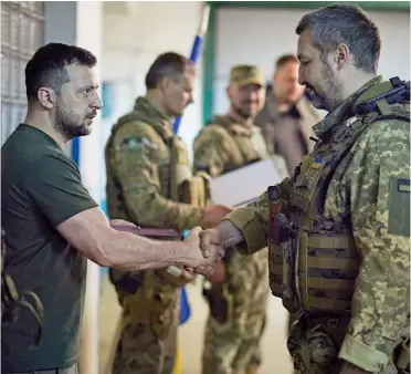  ?? ?? Gratitude: The Ukrainian president went close to the front line to thank his servicemen