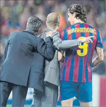  ?? FOTOS: PERE PUNTÍ/MANEL MONTILLA ?? Después de la temprana expulsión de Thiago Motta, Guardiola aprovechó para darle instruccio­nes a Ibra, mientras Mourinho se acercó por detrás para decirle algo en pleno partido