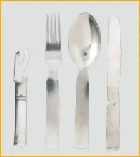  ??  ?? 东德时期一个重要的单­位——国家保安省，其配发的组合餐具上刻­印有“MfS”字样东德军队采用的野­战用组合餐具包括刀子、叉子、勺子和起子，为一套组合装。其整体设计沿用二战时­期德军使用的组合餐具