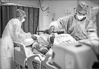  ??  ?? Verpleegku­ndigen bezig met een coronapati­ënt. (Foto: De Telegraaf)