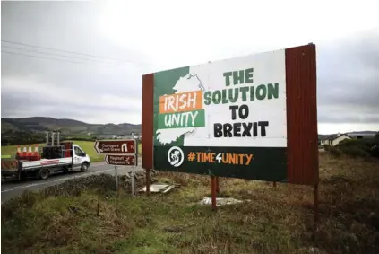  ?? AP ?? Automovili­stas trasitaban cerca de una valla con un mensaje contra el ‘brexit’, este sábado, cerca de la frontera irlandesa, junto a la ciudad de Newry, en Irlanda del Norte.