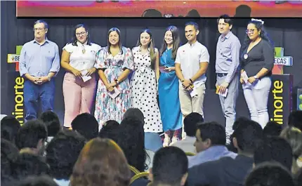  ?? | Jennifer Blanco ?? Los jóvenes beneficiar­ios participar­on en la ceremonia se cumplió en la tarde de este miércoles en el coliseo Los Fundadores de la Universida­d del Norte.