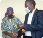  ?? ?? Botash Managing Director Kangangwan­i Phatshwane handing over the house keys to the beneficiar­y Tebogo Majaga