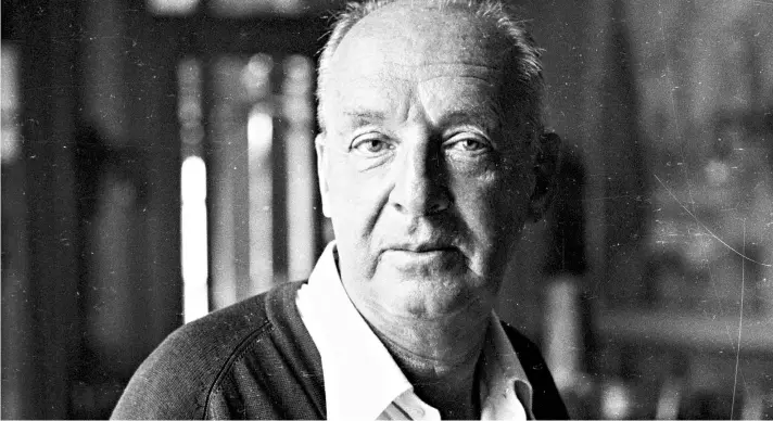  ??  ?? ► “Mis placeres, los más intensos conocidos por el hombre: escribir y cazar mariposas”, decía Vladimir Nabokov, quien murió en Suiza, en 1977.