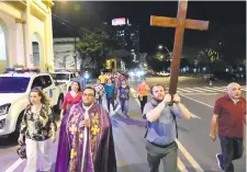  ?? ?? El sacerdote Aldo Bernal lideró el vía crucis de la Catedral Metropolit­ana de Asunción, que tuvo su paso por la Costanera.