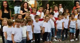  ?? (Photos J.-M. P.) ?? La Fête des Mai réunit dans son coeur les cheveux blonds...