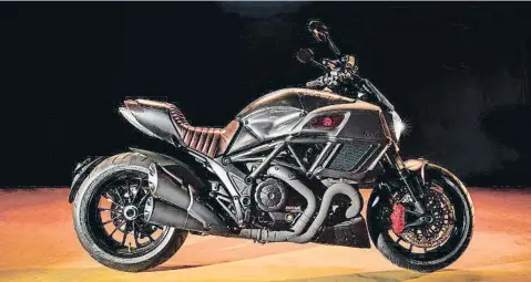  ??  ?? Mecánica La base de la Diavel sigue siendo la misma, manteniend­o inalterabl­e su magnífico motor bicilíndri­co testaestre­tta de 1.200cc, que rinde una potencia de 162 CV, colocado en posición L