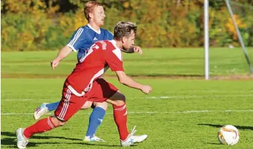  ?? Foto: Annette Zoepf ?? Ein enges Rennen lieferten sich im Augsburger Lokalderby der TSV Haunstette­n (vorne Christoph Stelzner) und die TG Viktoria (Dennis Czifra). Trotzdem trennten sich die Teams mit 0:0 und einer Punkteteil­ung.