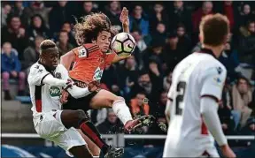  ??  ?? Le Niçois Lusamba (àg.) au duel avec le Merlu Guendouzi, devant Souquet.