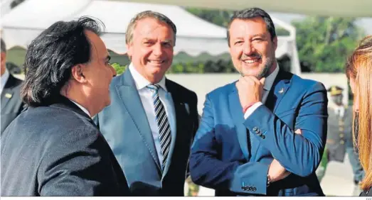  ?? EFE ?? El presidente brasileño, Jair Bolsonaro (centro), conversa ayer con el líder de la Liga Norte, Matteo Salvini, en la localidad italiana de Pistoia.