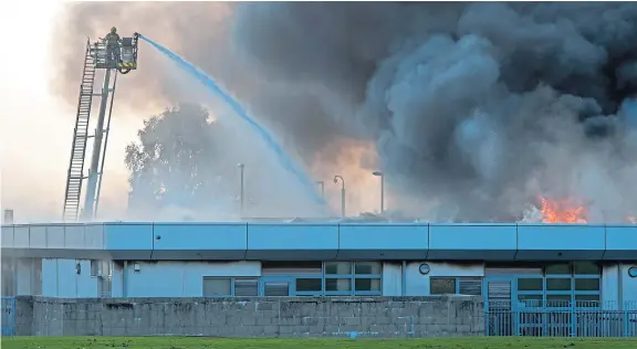  ?? Pictures: Wullie Marr. ?? More than 40 firefighte­rs and nine appliances were engaged in the battle to contain the inferno.