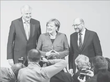  ??  ?? Horst Seehofer, líder de Unión Social Cristiana; Angela Merkel, dirigente de Unión Demócrata Cristiana, y Martin Schulz, quien preside el Partido Socialdemó­crata de Alemania, al término de una conferenci­a de prensa en la ciudad de Berlín ■ Foto Xinhua