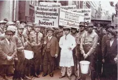  ??  ?? Fotopostka­rte. Notiz auf der Rückseite: „Der Jude Benno Katz nebst Sohn am Tage des Boykotts. Gekauft für 30 Pf. am 24. Aug. 33 in Köln.“