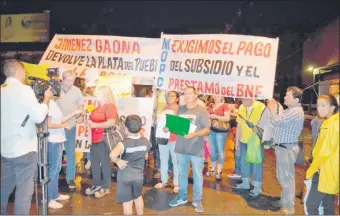  ??  ?? Un grupo de comerciant­es afectados por el excesivame­nte lento proceso de construcci­ón y falta de terminació­n adecuada del Metrobús, en una pausa de su protesta.