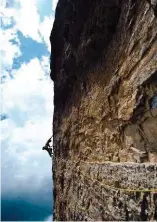  ??  ?? Ci-dessous : Sylvain AUDIBERT dans la diagonale de L11 : 6b+ de “Forts, feignants, frileux” aux Gillardes, France.