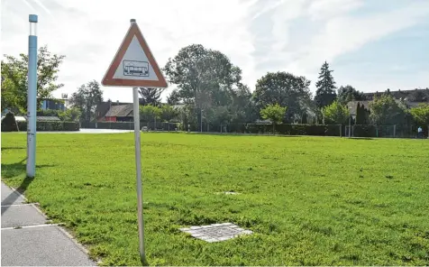  ?? Foto: Adrian Bauer ?? Auf dieser Wiese wird einmal die Straßenbah­n wenden. Den Bau einer Tiefgarage unter den Gleisen haben die Stadträte auf Eis gelegt.