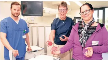  ?? FOTO: ISABELLA RAUPOLD ?? Tim Lange, Leitender Oberarzt der Klinik für Anästhesie und Intensivme­dizin, Mikrobiolo­gin Marie Luise Wimmer-Dahmen und die leitende Hygienefac­hkraft Daniela Menzel gehören zur Task Force.