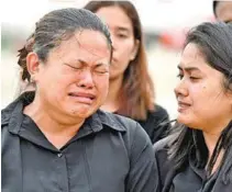  ?? AFP PHOTO / THAI NEWS PIX / PANUMAS SANGUANWON­G ?? Parentes choram a morte do mergulhado­r Saman Kunan, de 38 anos