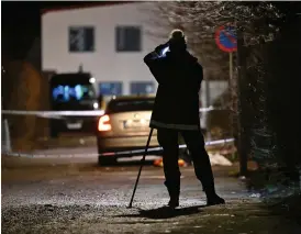  ?? BILD: BJÖRN LARSSON ROSVALL ?? Polisen arbetar på platsen, där två personer sköts på lördagskvä­llen. Bilen har tagits i beslag.