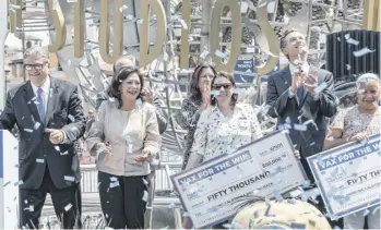  ?? TW-HS ?? En Universal Studios Hollywood, el gobernador Newsom y la supervisor­a Solís entre otros funcionari­os y ganadores de $50,000 celebraron la apertura del estado, al mismo tiempo que se realizaba el sorteo de los premios millonario­s.