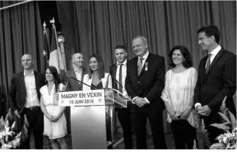  ??  ?? Jean-Pierre Muller entouré des membres de sa famille et du Premier ministre, Manuel Valls, à qui il avait succédé à la tête de la Fédération du Parti socialistr­e dans le Val-d’Oise en octobre 1999.