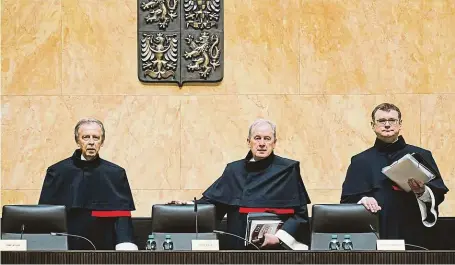  ?? FOTO ČTK ?? Penze u Ústavního soudu. Valorizaci řešili mimo jiné soudci Jan Svatoň (vlevo), předseda senátu Josef Baxa (uprostřed) a Vojtěch Šimeček.