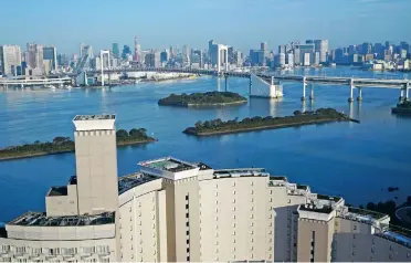  ??  ?? Vista de la bahía de Tokio desde lo alto del Grand Nikko, en la zona de Daiba.