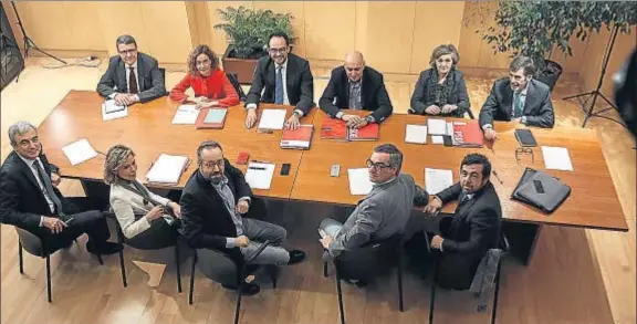  ?? DANI DUCH ?? Primera mesa negociador­a. Los socialista­s Jordi Sevilla, Meritxell Batet, Antonio Hernando, Rodolfo Ares, María Luisa Carcedo y José Enrique Serrano, frente a Luis Garicano, Marta Martín, Juan Carlos Girauta, José Manuel Villegas y Miguel Gutiérrez