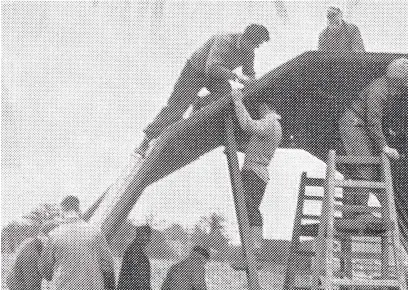  ??  ?? Members erecting the new clubhouse in 1950