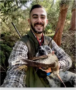  ?? ?? Tra rovi e sugherete, uno dei posti preferiti delle regine in Sardegna. È sempre un’emozione riuscire a incarniera­rle in questi posti dopo un incredibil­e lavoro dei cani. Stavolta l’astuzia e la calma della setter hanno fatto la differenza! Un saluto a tutti i lettori di Beccacce che Passione da Andrea Pedrini