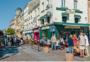  ??  ?? Le marché place Général-degaulle (photo du haut) et la rue des Tribunaux (ci-dessus).