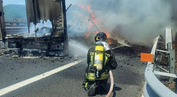  ??  ?? L’intervento dei Vigili del Fuoco Due mezzi pesanti si sono scontrati dopo una galleria tra Barberino del Mugello e Calenzano: un mezzo ha preso fuoco, grave l’autista