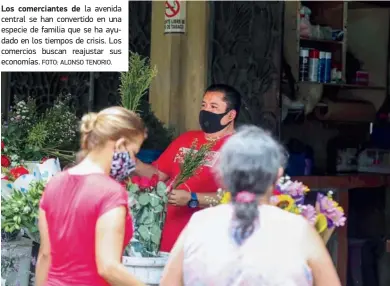  ?? FOTO: ALONSO TENORIO. ?? Los comerciant­es de la avenida central se han convertido en una especie de familia que se ha ayudado en los tiempos de crisis. Los comercios buscan reajustar sus economías.