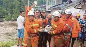  ?? REUTERS PIC ?? Rescue workers carrying an injured villager in Gengdi village, Puge county, China, yesterday.